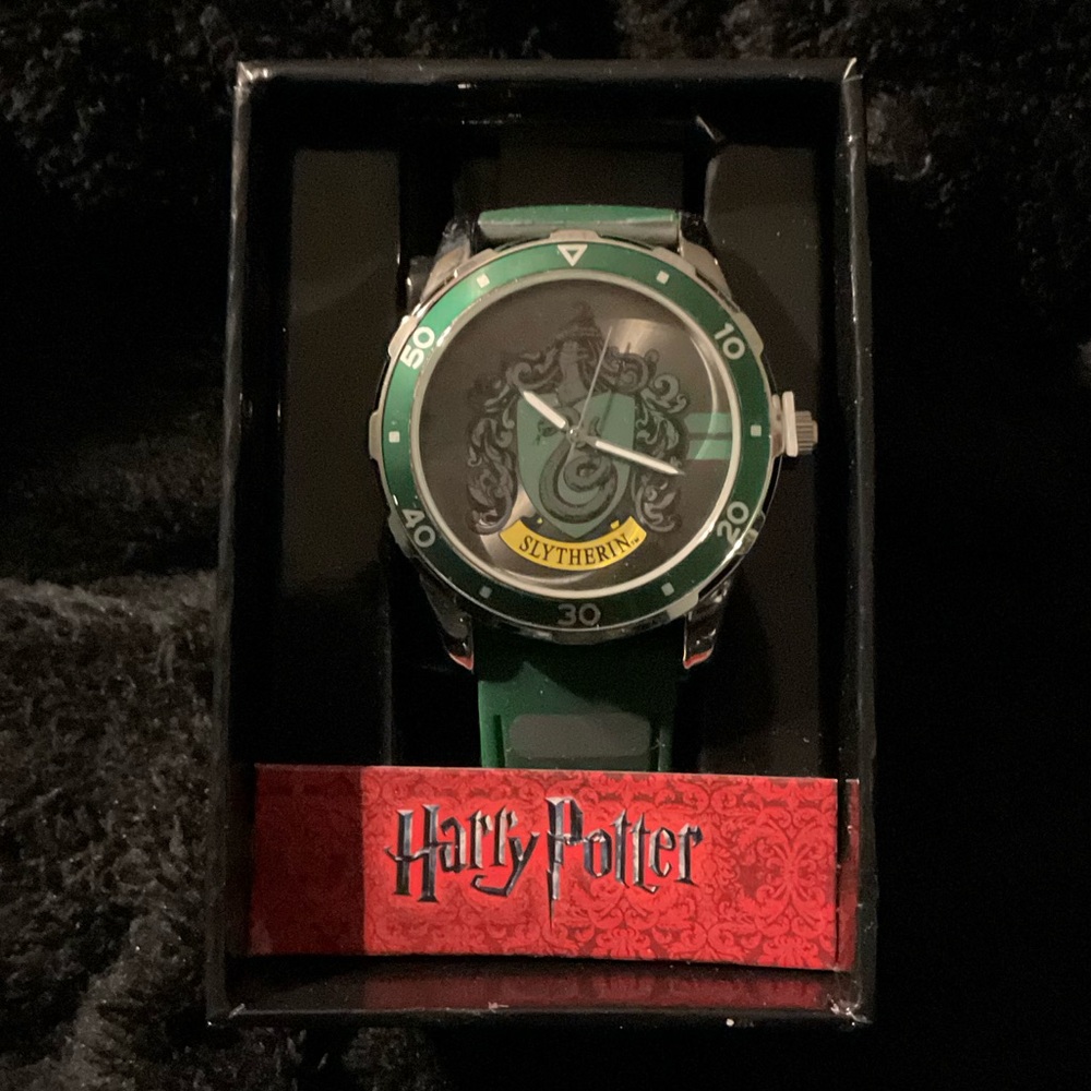 🍎 HARRY POTTER SLYTHERIN WATCH NEW IN BOX RARE - Picture 3 of 9